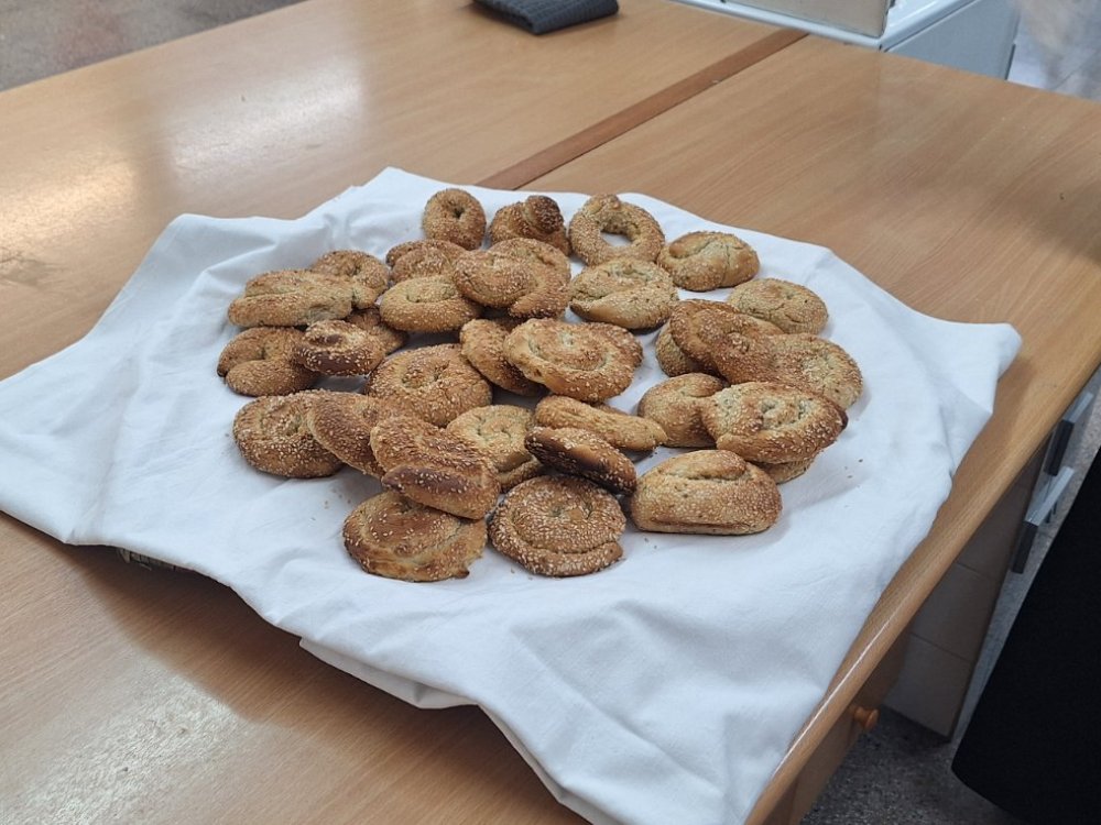 Η δντρια του σχολείου φτιάχνει με το Γ'2 παραδοσιακά κουλουράκια στα πλαίσια του μαθήματος των ελληνικών και της ενότητας που αφορά στο ψωμί!