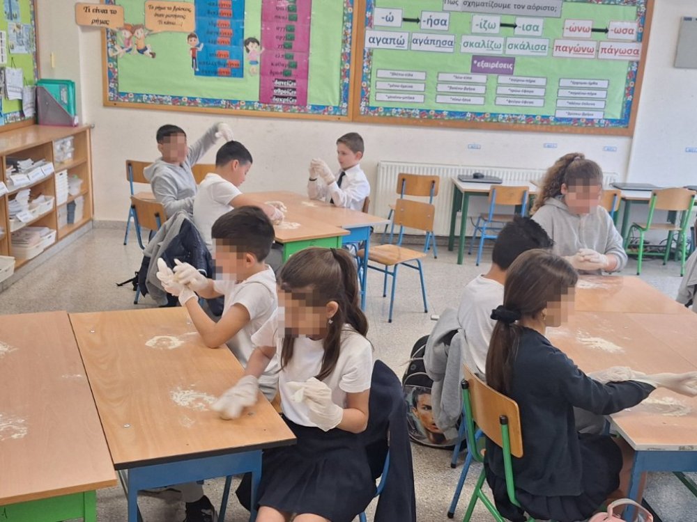 Η δντρια του σχολείου φτιάχνει με το Γ'2 παραδοσιακά κουλουράκια στα πλαίσια του μαθήματος των ελληνικών και της ενότητας που αφορά στο ψωμί!