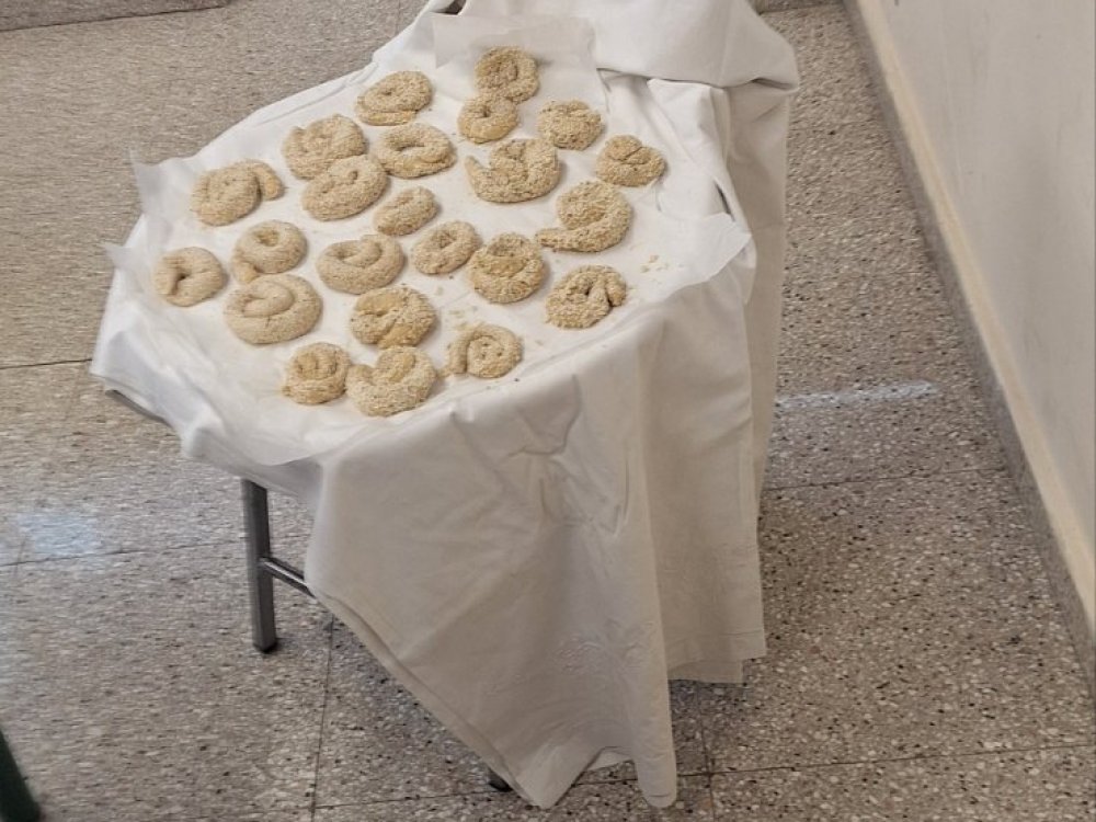 Η δντρια του σχολείου φτιάχνει με το Γ'2 παραδοσιακά κουλουράκια στα πλαίσια του μαθήματος των ελληνικών και της ενότητας που αφορά στο ψωμί!