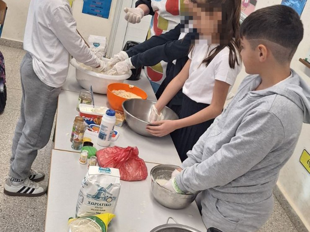 Η δντρια του σχολείου φτιάχνει με το Γ'2 παραδοσιακά κουλουράκια στα πλαίσια του μαθήματος των ελληνικών και της ενότητας που αφορά στο ψωμί!