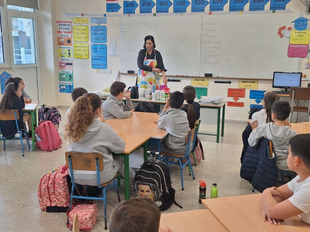 Η δντρια του σχολείου φτιάχνει με το Γ'2 παραδοσιακά κουλουράκια στα πλαίσια του μαθήματος των ελληνικών και της ενότητας που αφορά στο ψωμί!