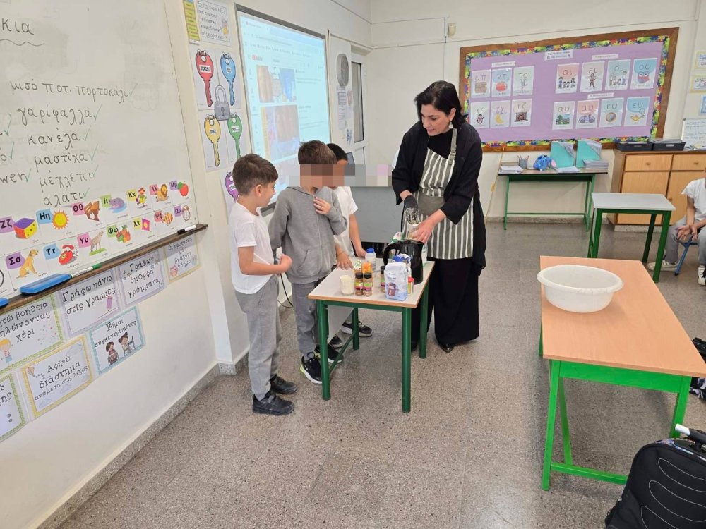 Η δντρια του σχολείου μας φτιάχνει με τη Β1 και τη Β2 λαζαρακια και "μύρισε" το σχολείο Πάσχα