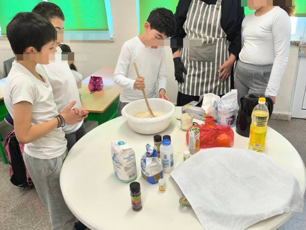 Η δντρια του σχολείου μας φτιάχνει με τη Β1 και τη Β2 λαζαρακια και "μύρισε" το σχολείο Πάσχα