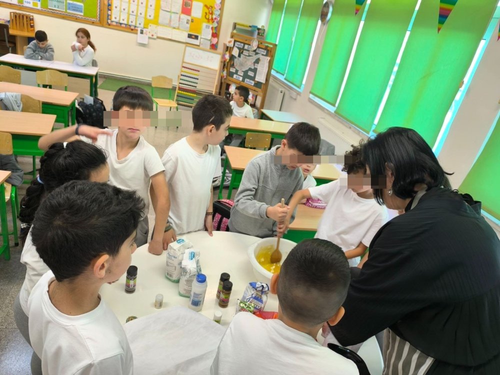 Η δντρια του σχολείου μας φτιάχνει με τη Β1 και τη Β2 λαζαρακια και "μύρισε" το σχολείο Πάσχα