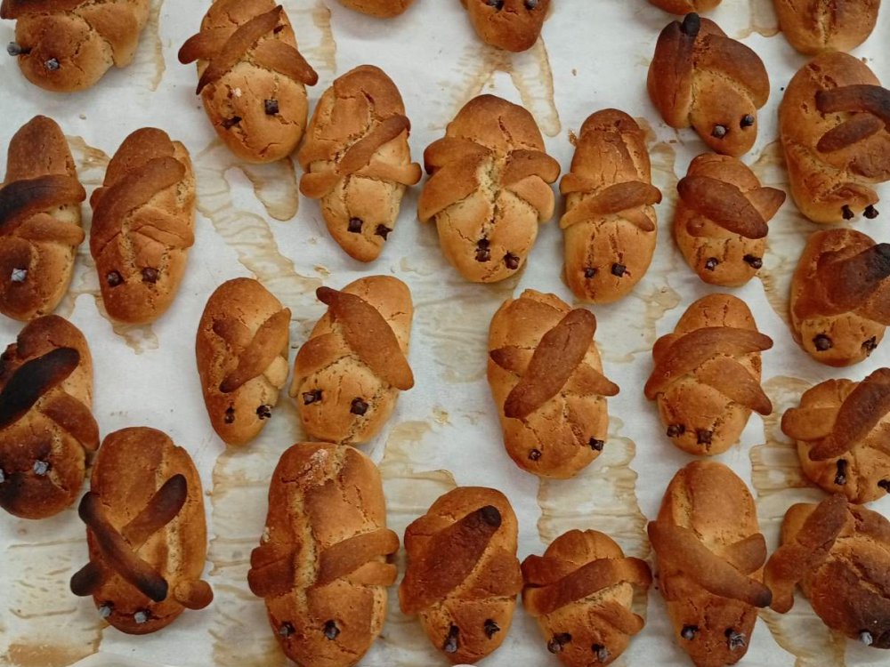 Η δντρια του σχολείου μας φτιάχνει με τη Β1 και τη Β2 λαζαρακια και "μύρισε" το σχολείο Πάσχα