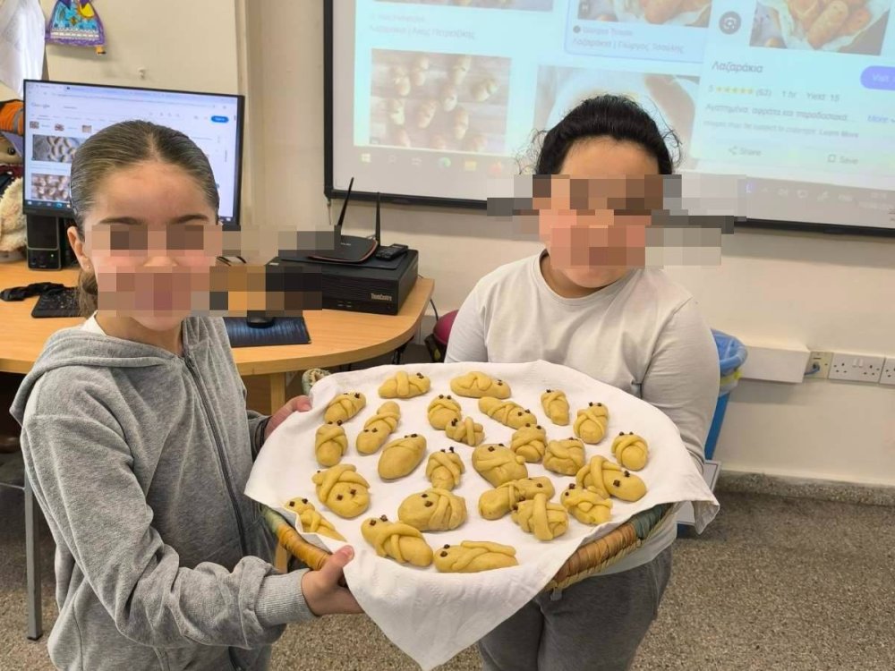 Η δντρια του σχολείου μας φτιάχνει με τη Β1 και τη Β2 λαζαρακια και "μύρισε" το σχολείο Πάσχα