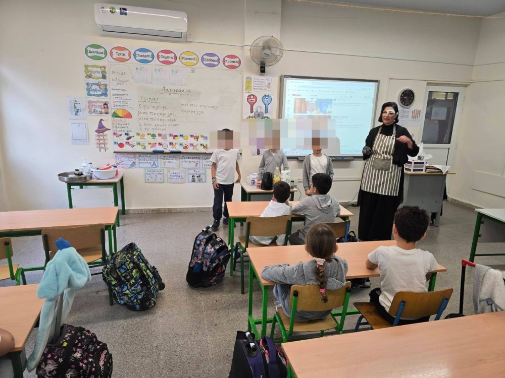 Η δντρια του σχολείου μας φτιάχνει με τη Β1 και τη Β2 λαζαρακια και "μύρισε" το σχολείο Πάσχα