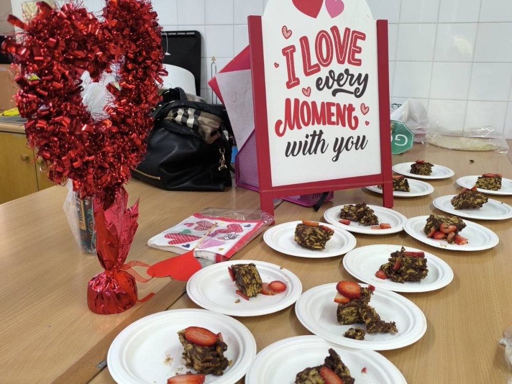 Η Β' τάξη στα πλαίσια του μαθήματος της αγωγής ζωής φτιάχνει "τούρτες αγαπης