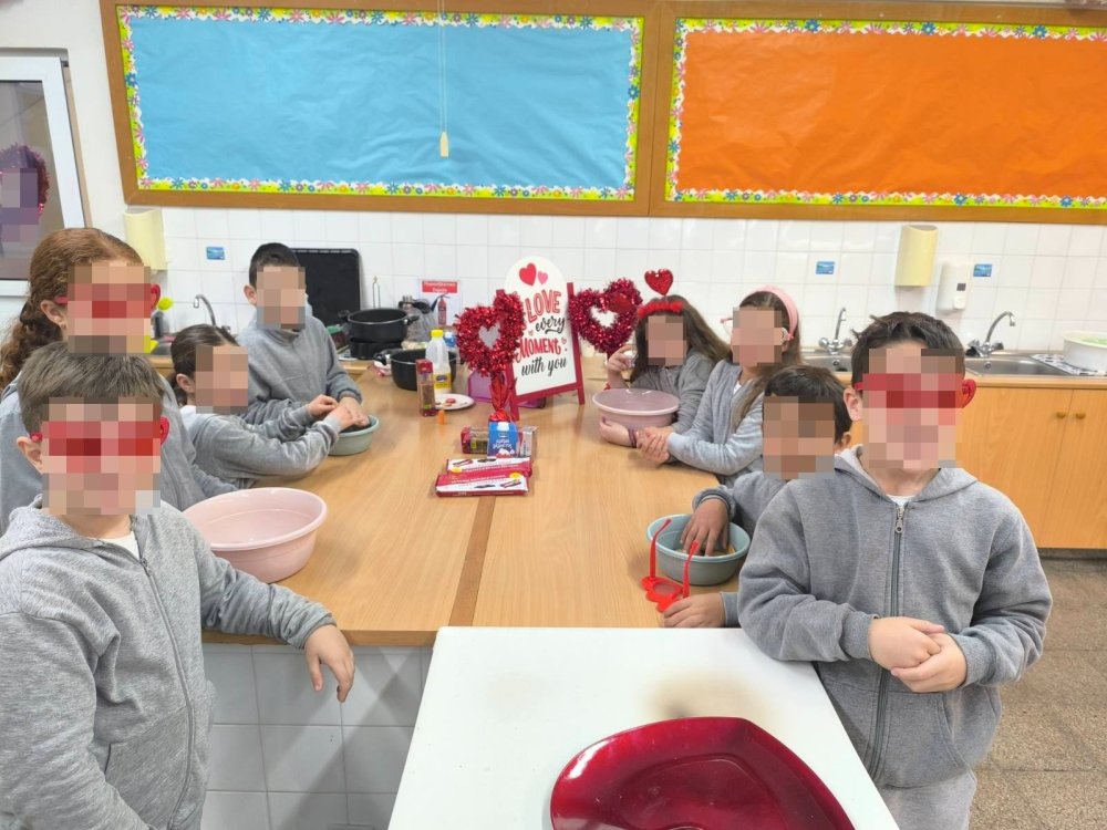 Η Β' τάξη στα πλαίσια του μαθήματος της αγωγής ζωής φτιάχνει "τούρτες αγαπης