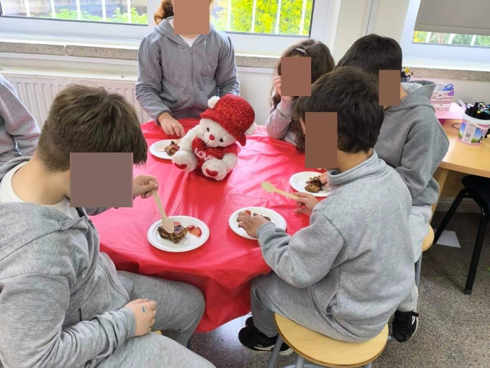 Η Β' τάξη στα πλαίσια του μαθήματος της αγωγής ζωής φτιάχνει "τούρτες αγαπης