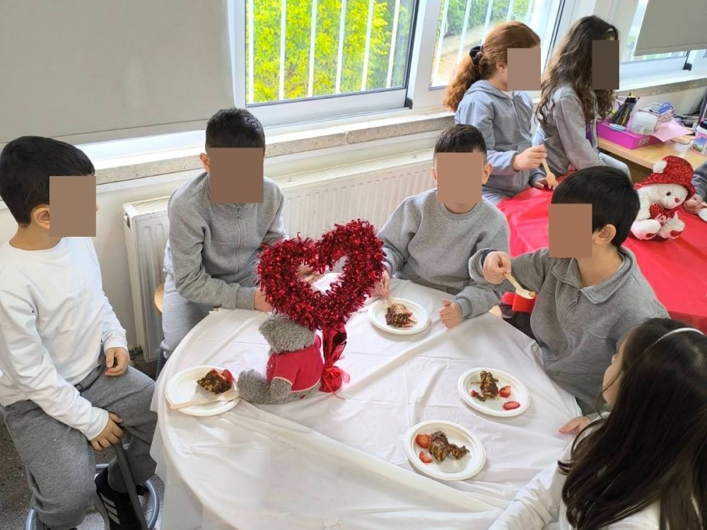 Η Β' τάξη στα πλαίσια του μαθήματος της αγωγής ζωής φτιάχνει "τούρτες αγαπης