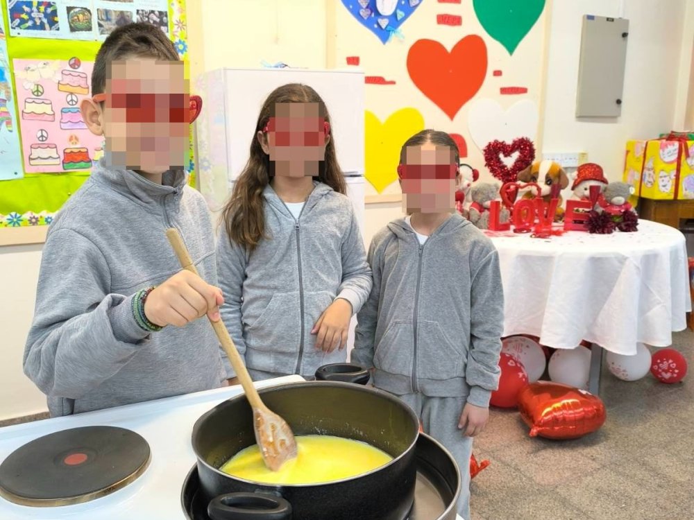 Η Β' τάξη στα πλαίσια του μαθήματος της αγωγής ζωής φτιάχνει "τούρτες αγαπης