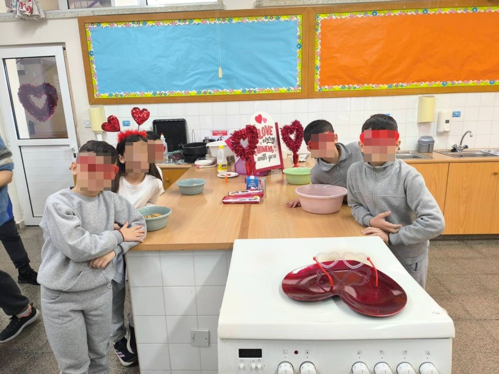 Η Β' τάξη στα πλαίσια του μαθήματος της αγωγής ζωής φτιάχνει "τούρτες αγαπης