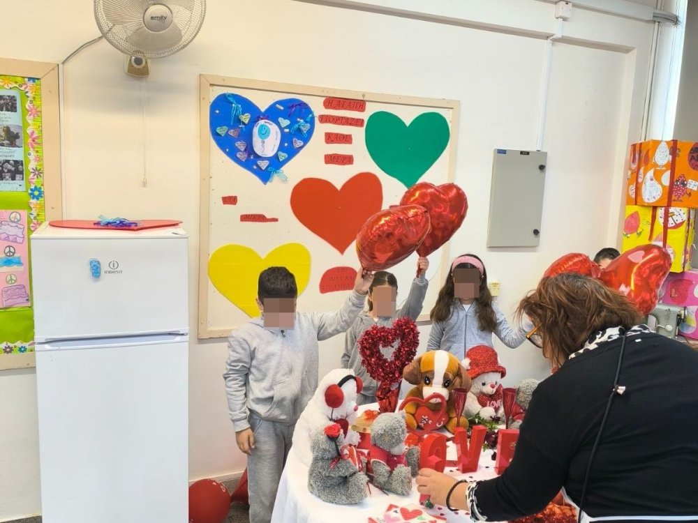 Η Β' τάξη στα πλαίσια του μαθήματος της αγωγής ζωής φτιάχνει "τούρτες αγαπης