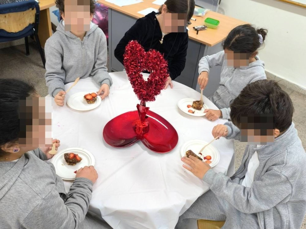 Η Β' τάξη στα πλαίσια του μαθήματος της αγωγής ζωής φτιάχνει "τούρτες αγαπης