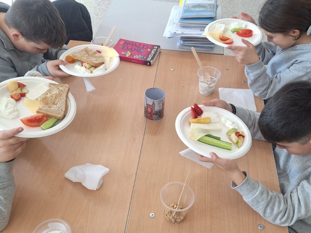 7/2/25 : Παρουσιαση αξιας υγιεινου προγευματος και υγιεινό πρόγευμα προς ολα τα παιδια. Μια δράση του Συνδέσμου Γονεων σε συνεργασία με την Γ Τεχνική Σχολη