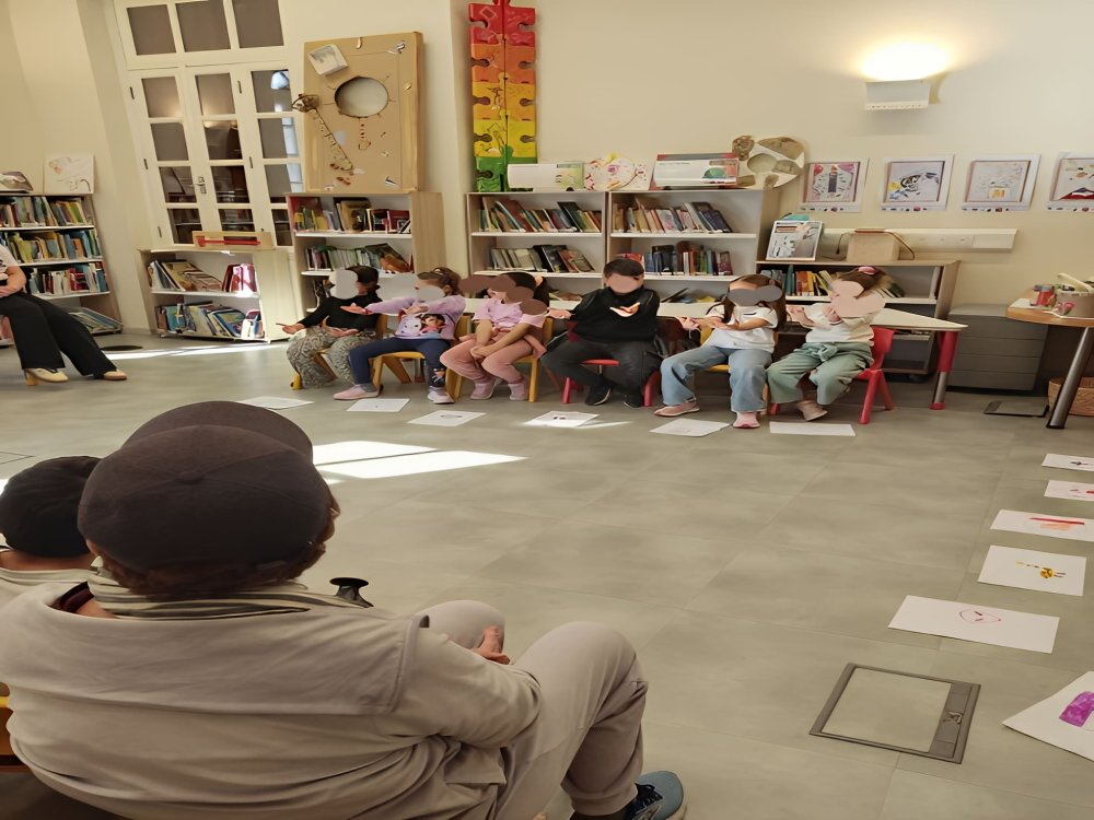 Η Α' τάξη στη δημοτική βιβλιοθήκη της Λεμεσού παρακολουθώντας εκπαιδευτικό πρόγραμμα