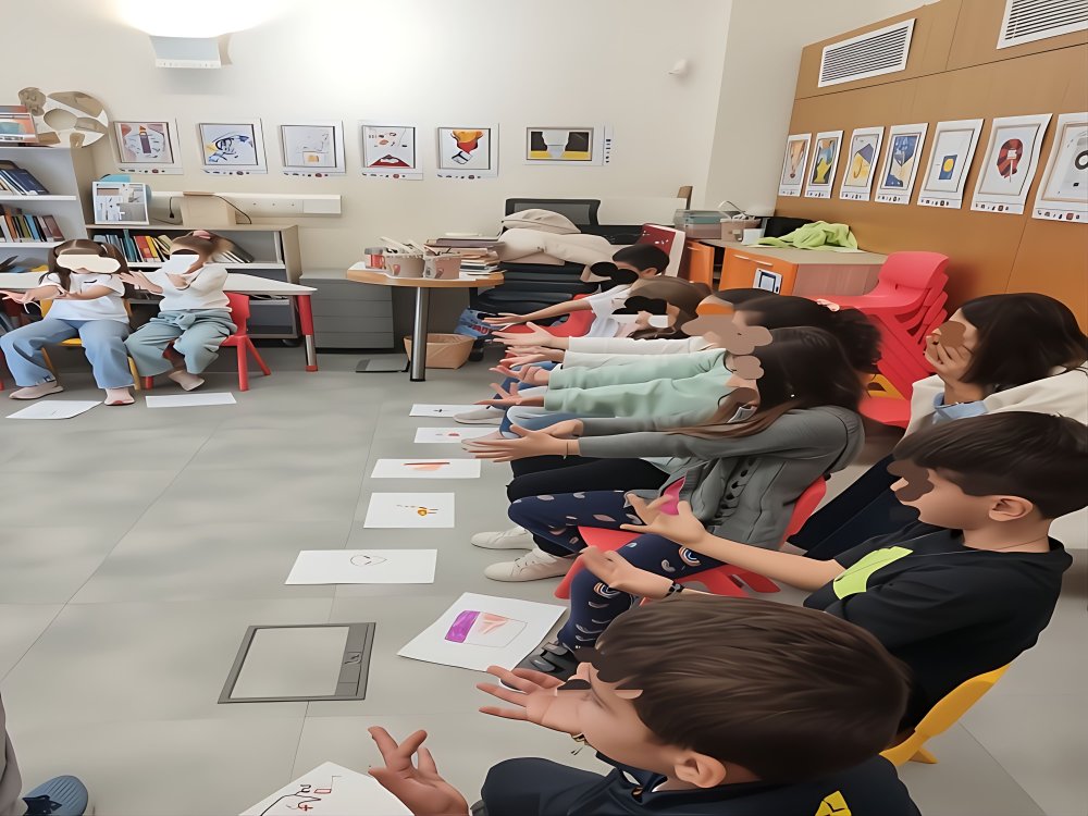 Η Α' τάξη στη δημοτική βιβλιοθήκη της Λεμεσού παρακολουθώντας εκπαιδευτικό πρόγραμμα