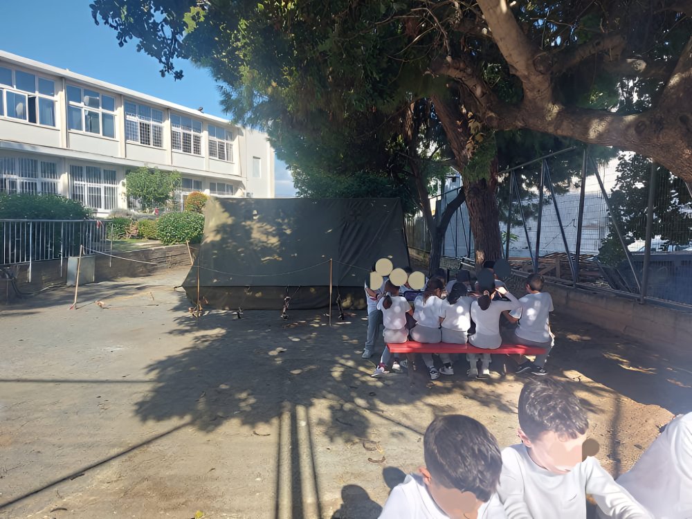 Αληθινό αντίσκηνο στην αυλή του σχολείου μας,όπως έζησαν οι πρόσφυγες του '74