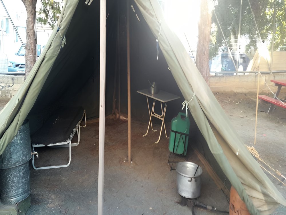 Αληθινό αντίσκηνο στην αυλή του σχολείου μας,όπως έζησαν οι πρόσφυγες του '74