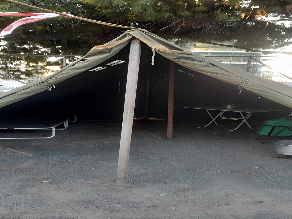 Αληθινό αντίσκηνο στην αυλή του σχολείου μας,όπως έζησαν οι πρόσφυγες του '74