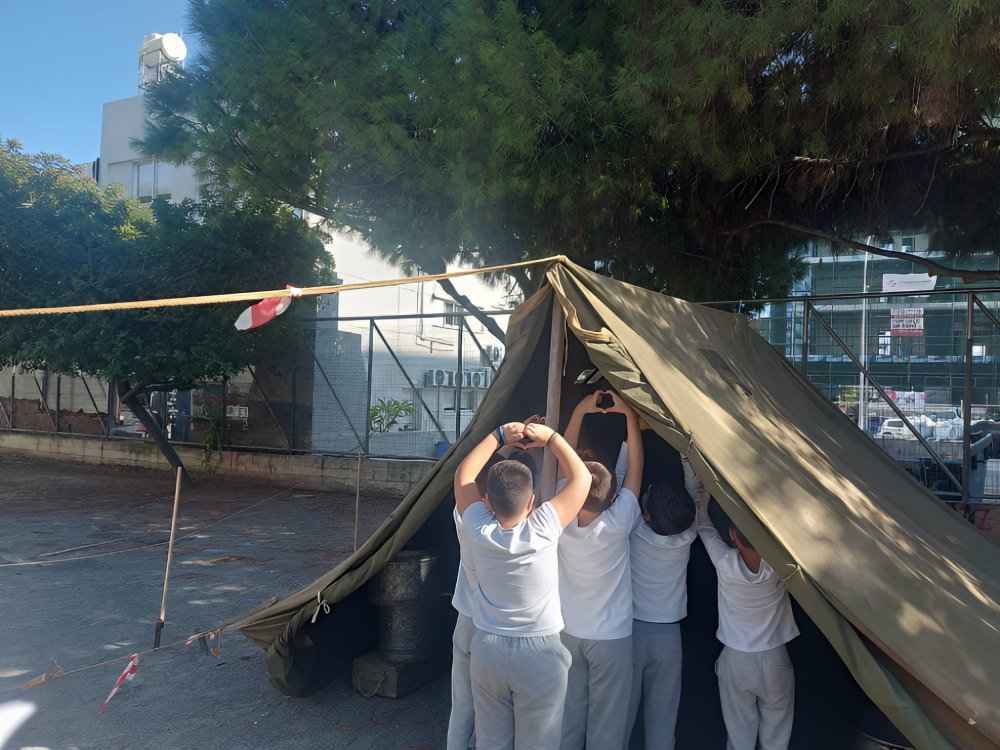 Αληθινό αντίσκηνο στην αυλή του σχολείου μας,όπως έζησαν οι πρόσφυγες του '74