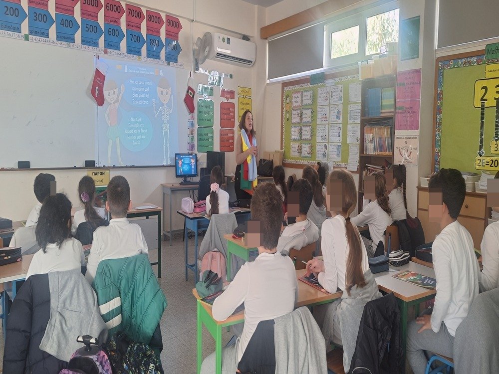 Η Γ' ταξη επιμορφωνεται από την οικεία επισκέπτρια υγείας του σχολείου μας για την υγιεινή διατροφή!
