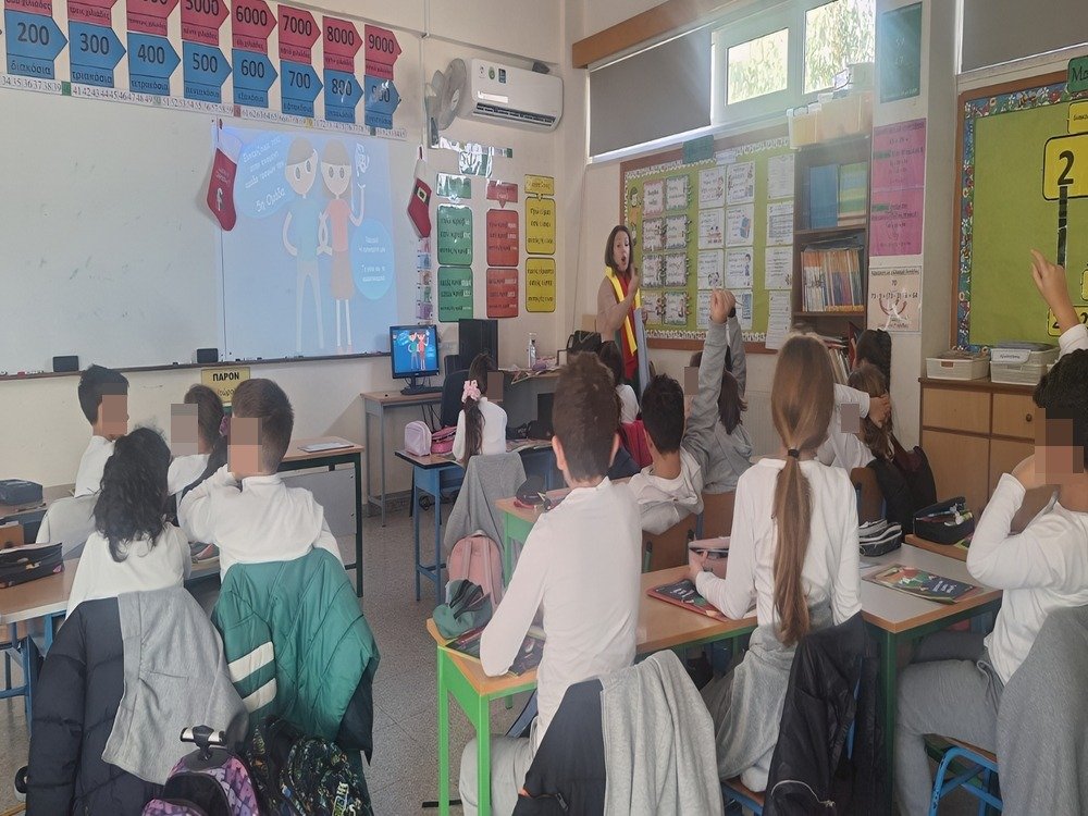 Η Γ' ταξη επιμορφωνεται από την οικεία επισκέπτρια υγείας του σχολείου μας για την υγιεινή διατροφή!