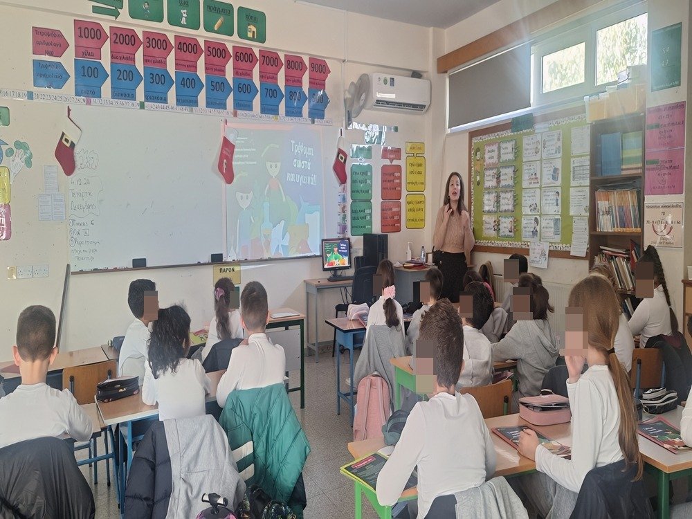 Η Γ' ταξη επιμορφωνεται από την οικεία επισκέπτρια υγείας του σχολείου μας για την υγιεινή διατροφή!