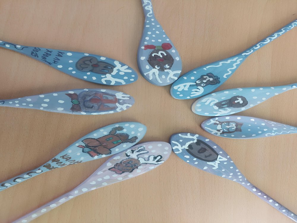 "Οι μικροι δημιουργοι της Γ1 εφτιαξαν κουταλιτσες ζωγραφιζοντας Ρουντολφ για το παζαρακι μας"