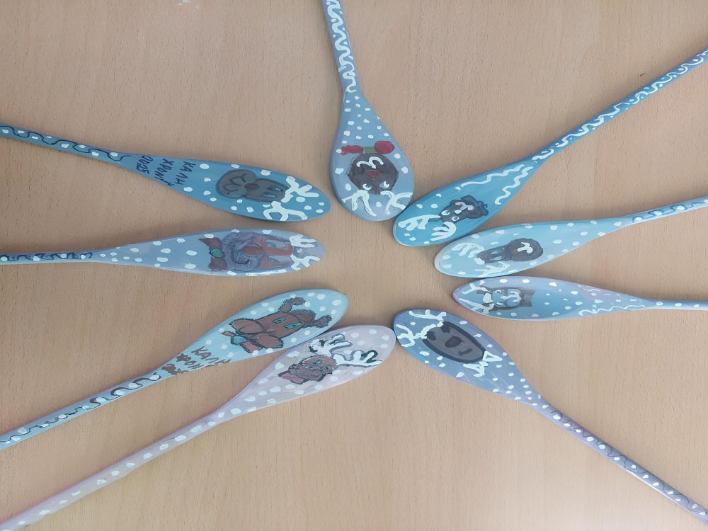 "Οι μικροι δημιουργοι της Γ1 εφτιαξαν κουταλιτσες ζωγραφιζοντας Ρουντολφ για το παζαρακι μας"