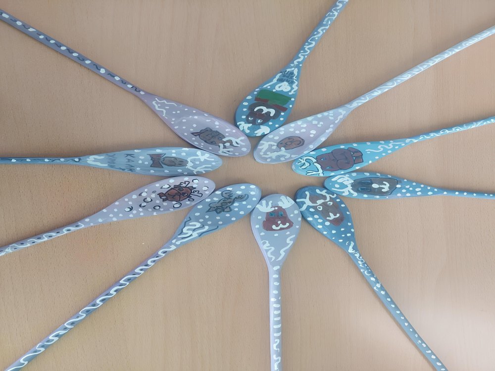 "Οι μικροι δημιουργοι της Γ1 εφτιαξαν κουταλιτσες ζωγραφιζοντας Ρουντολφ για το παζαρακι μας"