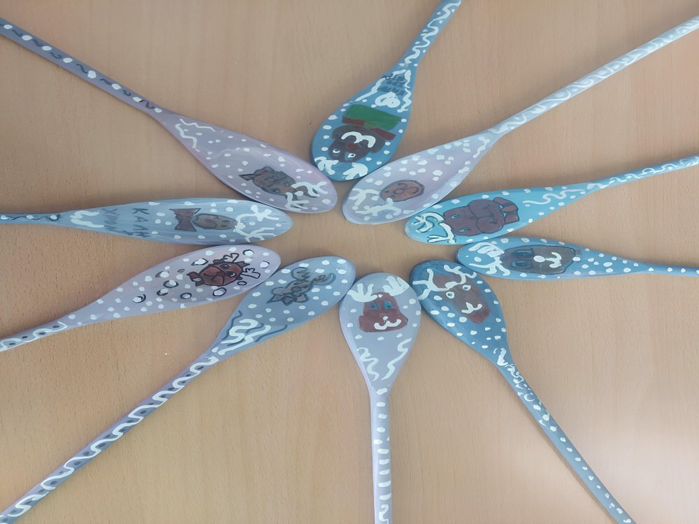 "Οι μικροι δημιουργοι της Γ1 εφτιαξαν κουταλιτσες ζωγραφιζοντας Ρουντολφ για το παζαρακι μας"