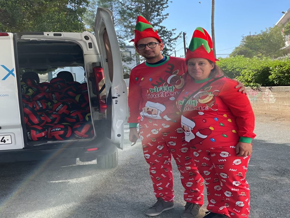 Ο ΣΓ ευχαριστεί την εταιρεία INTERFREIGHT για την ευγενική χορηγία της απο μία μπάλα σε κάθε παιδί του σχολείου μας. 