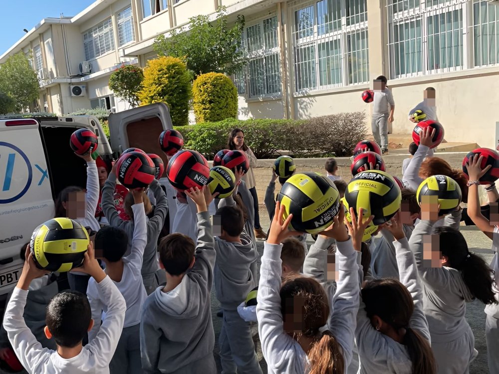 Ο ΣΓ ευχαριστεί την εταιρεία INTERFREIGHT για την ευγενική χορηγία της απο μία μπάλα σε κάθε παιδί του σχολείου μας. 