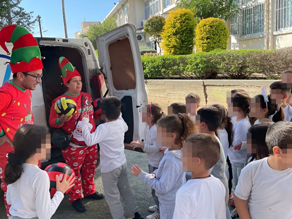 Ο ΣΓ ευχαριστεί την εταιρεία INTERFREIGHT για την ευγενική χορηγία της απο μία μπάλα σε κάθε παιδί του σχολείου μας. 