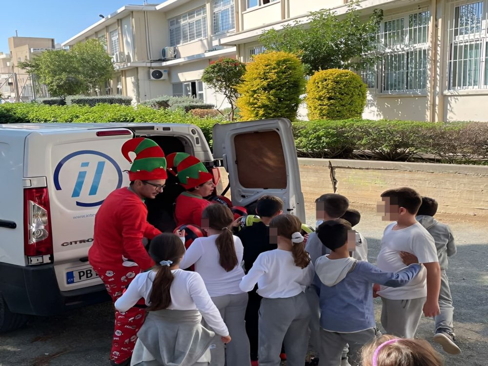 Ο ΣΓ ευχαριστεί την εταιρεία INTERFREIGHT για την ευγενική χορηγία της απο μία μπάλα σε κάθε παιδί του σχολείου μας. 