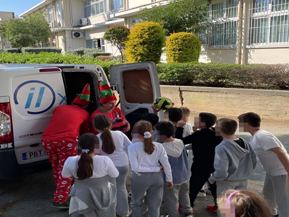 Ο ΣΓ ευχαριστεί την εταιρεία INTERFREIGHT για την ευγενική χορηγία της απο μία μπάλα σε κάθε παιδί του σχολείου μας. 