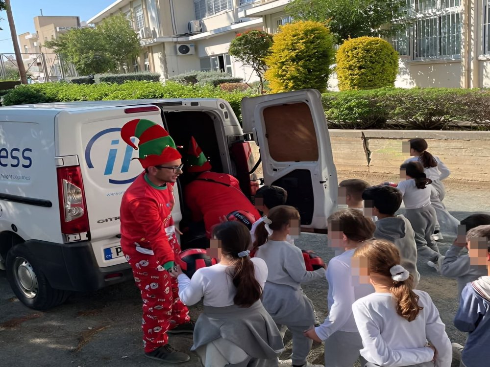 Ο ΣΓ ευχαριστεί την εταιρεία INTERFREIGHT για την ευγενική χορηγία της απο μία μπάλα σε κάθε παιδί του σχολείου μας. 