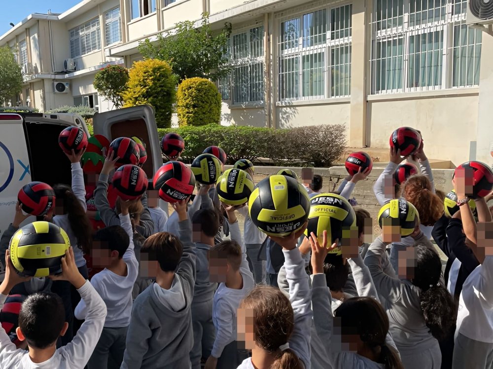 Ο ΣΓ ευχαριστεί την εταιρεία INTERFREIGHT για την ευγενική χορηγία της απο μία μπάλα σε κάθε παιδί του σχολείου μας. 