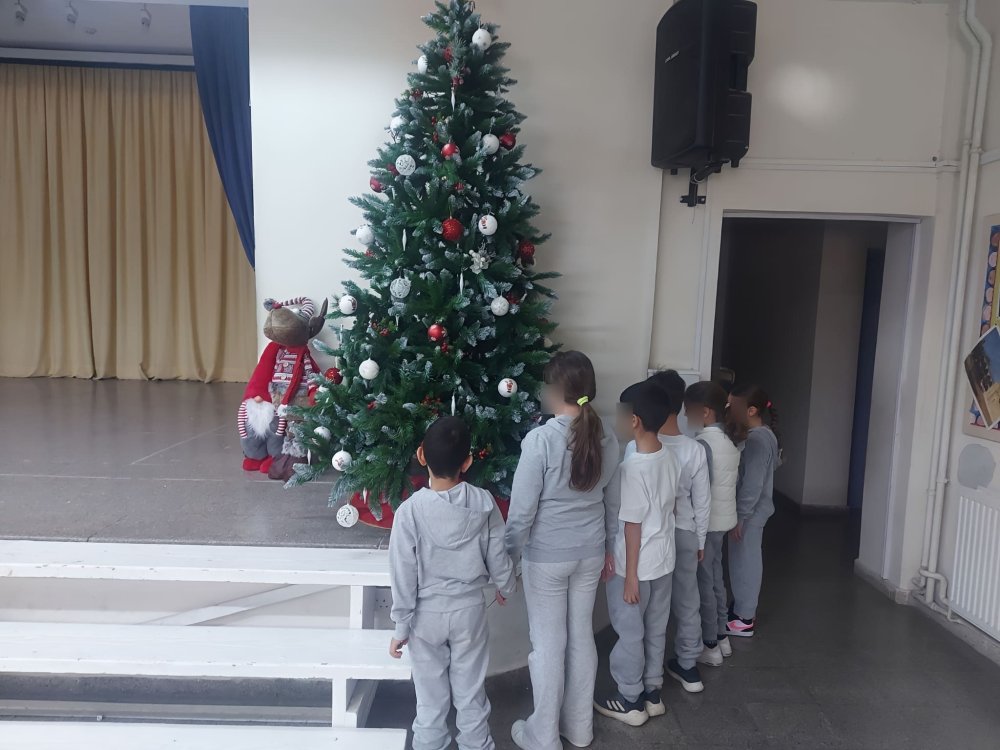 Μύρισαν Χριστούγεννα... Το ΚΜΣ μπροστά από τα χριστουγεννιάτικα δεντράκια του σχολείου
