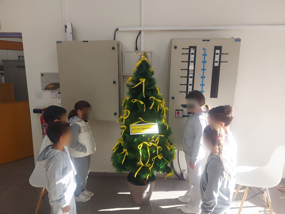 Μύρισαν Χριστούγεννα... Το ΚΜΣ μπροστά από τα χριστουγεννιάτικα δεντράκια του σχολείου