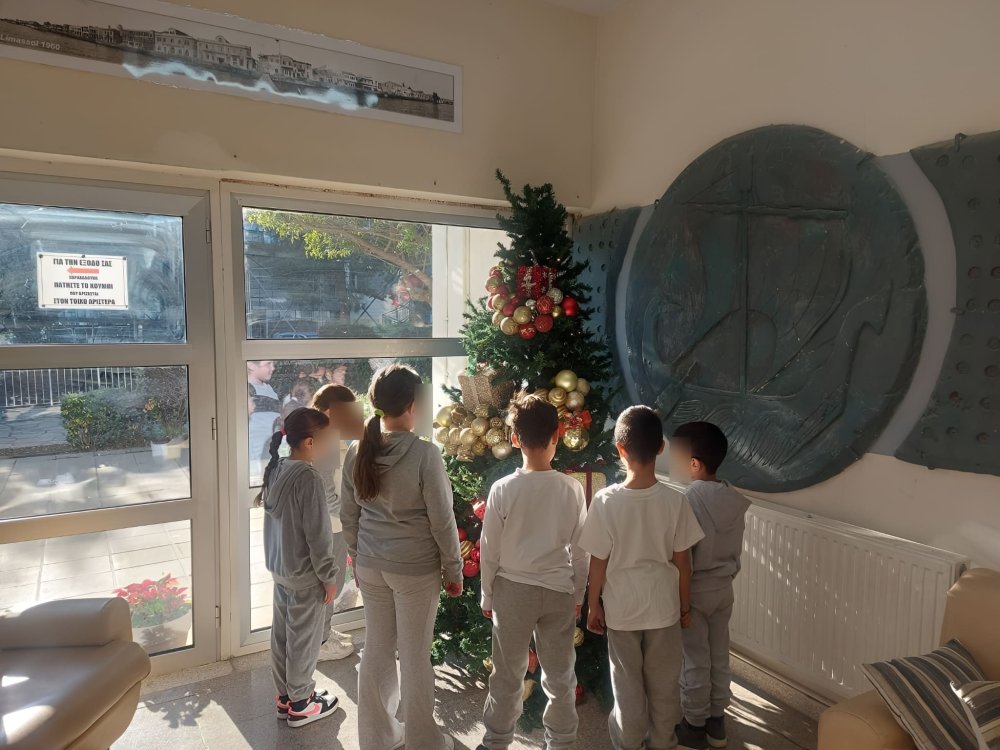 Μύρισαν Χριστούγεννα... Το ΚΜΣ μπροστά από τα χριστουγεννιάτικα δεντράκια του σχολείου