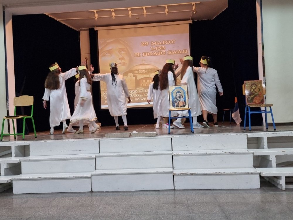 Εορτασμός της επετείου της 25ης Μαρτίου από τους μαθητές της Β΄ και της Γ΄ τάξης του σχολείου μας.