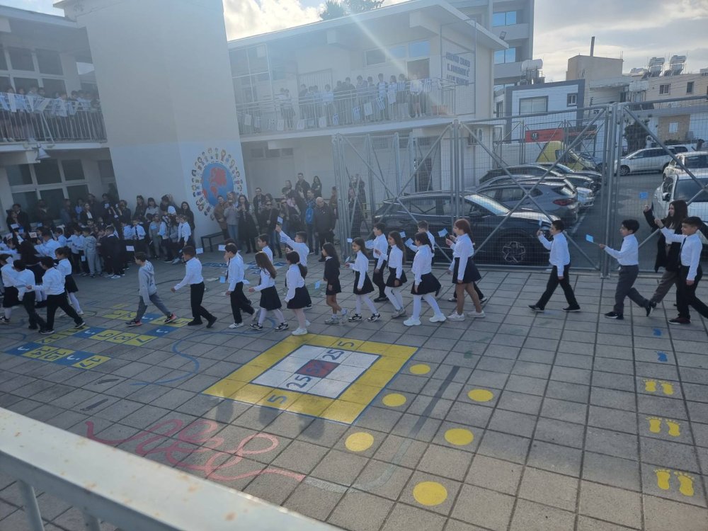 Εορτασμός της επετείου της 25ης Μαρτίου από τους μαθητές της Β΄ και της Γ΄ τάξης του σχολείου μας.