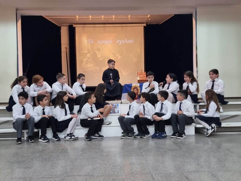 Εορτασμός της επετείου της 25ης Μαρτίου από τους μαθητές της Β΄ και της Γ΄ τάξης του σχολείου μας.