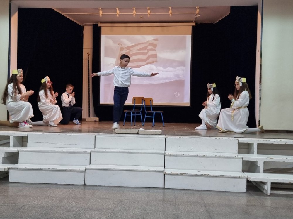 Εορτασμός της επετείου της 25ης Μαρτίου από τους μαθητές της Β΄ και της Γ΄ τάξης του σχολείου μας.