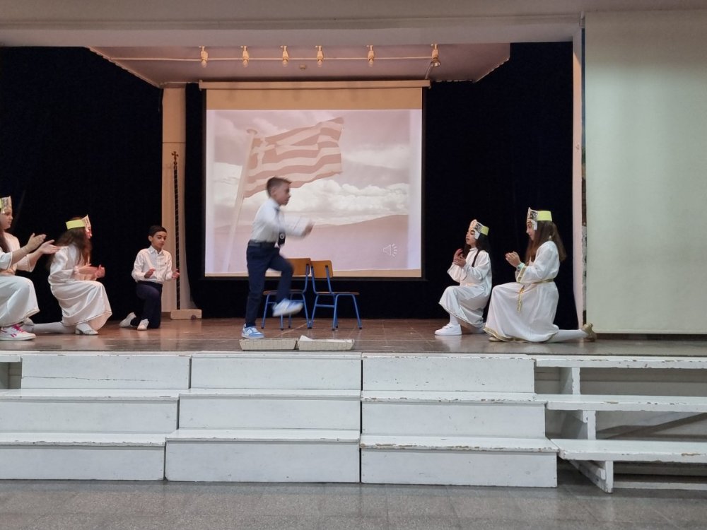 Εορτασμός της επετείου της 25ης Μαρτίου από τους μαθητές της Β΄ και της Γ΄ τάξης του σχολείου μας.