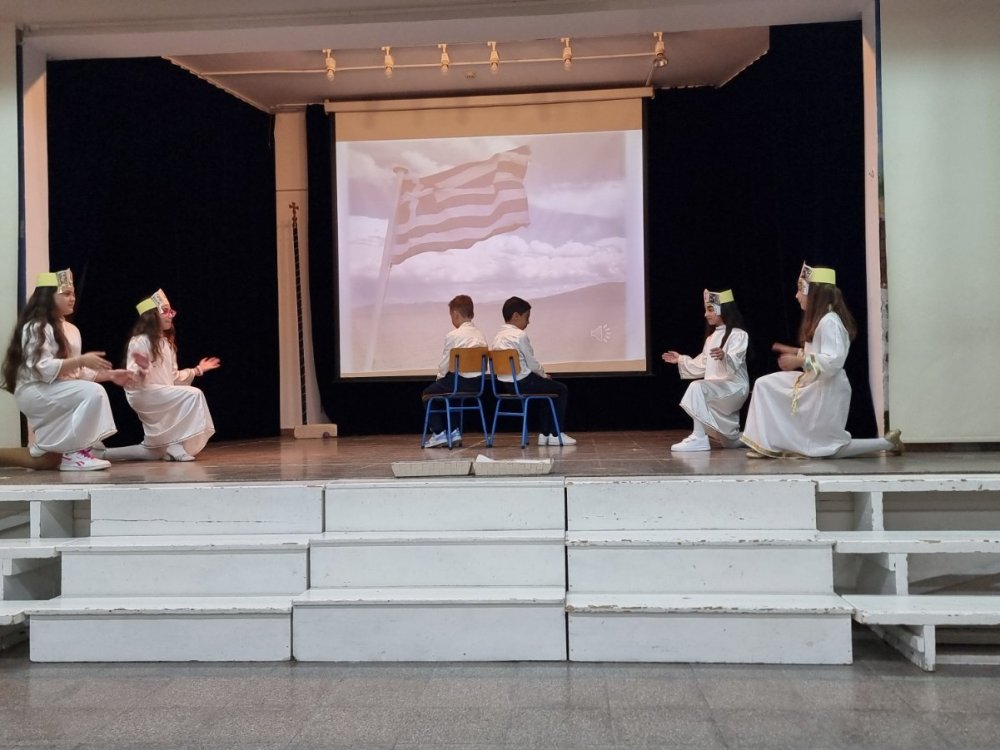 Εορτασμός της επετείου της 25ης Μαρτίου από τους μαθητές της Β΄ και της Γ΄ τάξης του σχολείου μας.