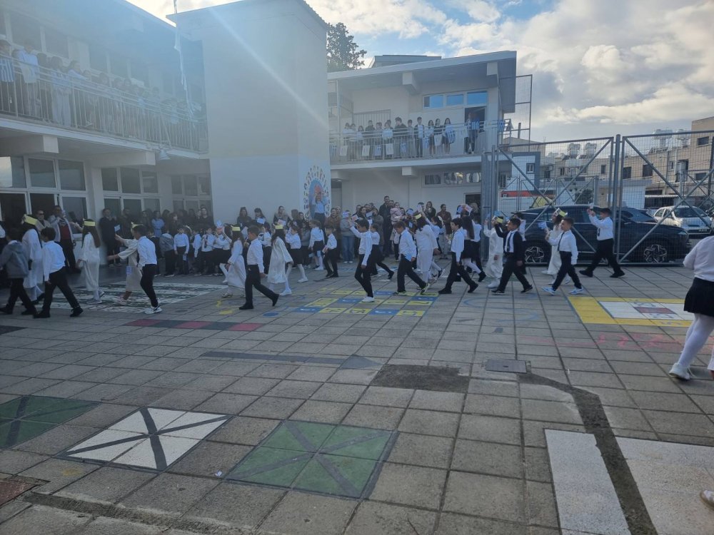 Εορτασμός της επετείου της 25ης Μαρτίου από τους μαθητές της Β΄ και της Γ΄ τάξης του σχολείου μας.